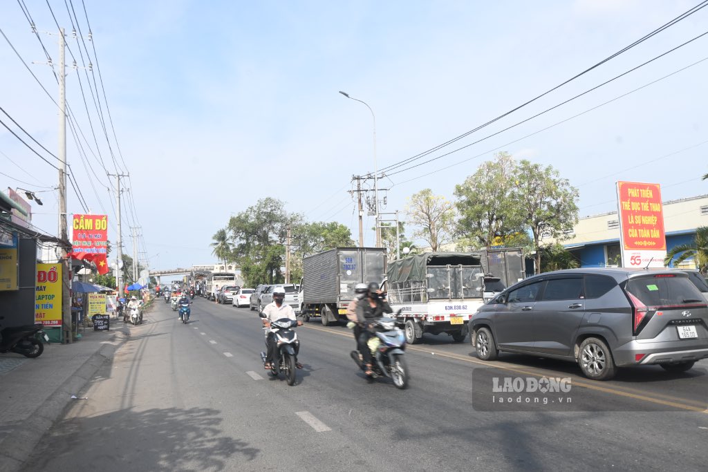Cau Rach Mieu xay ra canh un u giao thong nen keo dai khien duong tinh 864 cung xay ra canh un u keo dai. Anh: Thanh Nhan