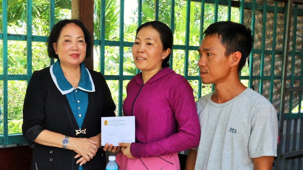 El vicepresidente de la LDLD provincial Trang Thi Bich Ngoc visito y entrego dinero de apoyo a la delegacion de Tran Thi Truc Ly. Imagen de la ciudad de Beijing