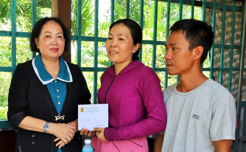 Vice President of the Provincial Federation of Labor Trang Thi Bich Ngoc visited and presented support money to union member Tran Thi Truc Ly. Photo: My Linh