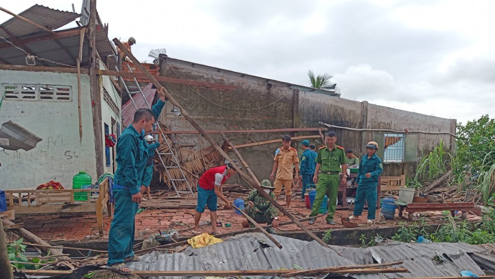 Cac luc luong chuc nang ho tro nguoi dan khac phuc hau qua sau tran loc xoay. Anh: ban CHQS huyen An Minh