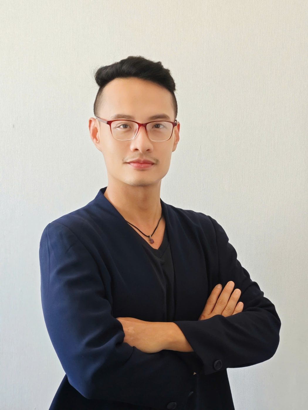 Kien truc su - Nhiep anh gia Dong Lam Thanh Tung. Thac si Human Settlements tai KU Leuven (Bi), nhan 2 hoc bong toan phan danh gia. Dong sang lap Cam Cam – du an ve di san Cho Lon, to chuc nhieu trien lam anh ca nhan va tham gia cac chuong trinh truyen hinh chuyen de kien truc.