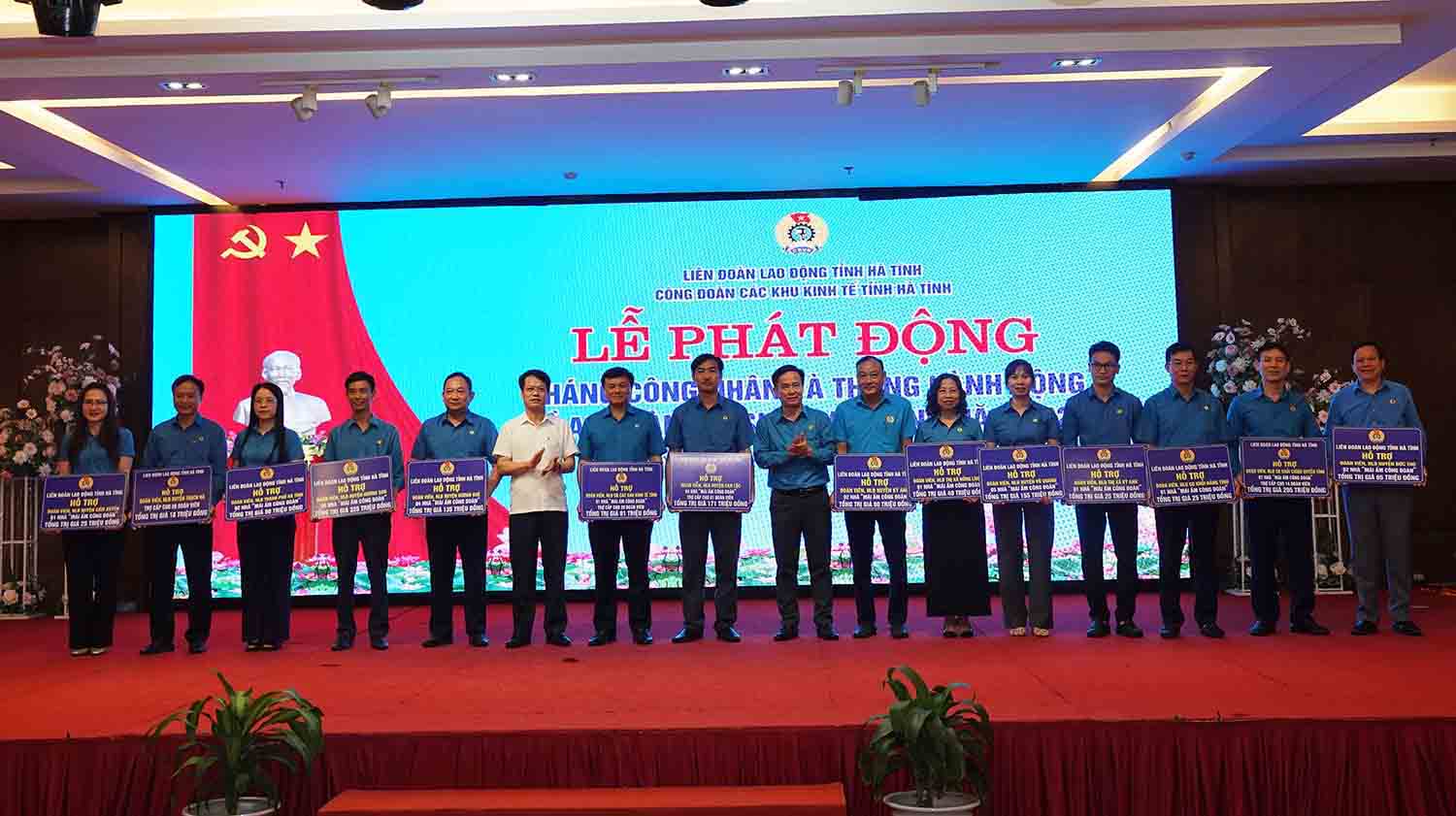 LDLD tinh Ha Tinh trao bieu trung ho tro lam 40 nha Mai am cong doan dip phat dong Thang Cong nhan nam 2025. Anh: Tran Tuan.