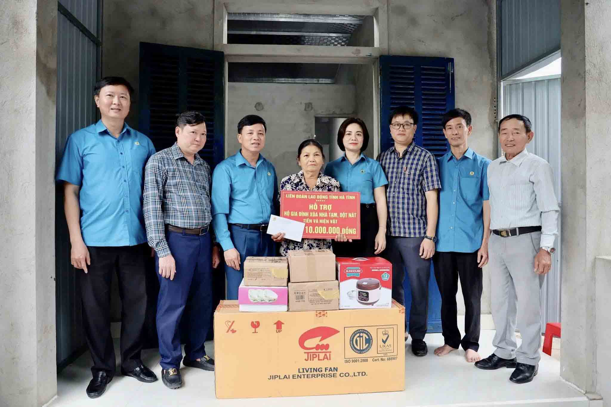 EL ELDIO de la provincia de Ha Tinh hizo un regalo de dinero y objetos a la familia que limpio su casa de campo y su casa en ruinas en el distrito de Huangshan. Foto: El equipo de trabajo.