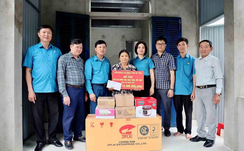 The Ha Tinh Provincial Federation of Labor presented gifts including money and goods to the family who destroyed temporary and dilapidated houses in Huong Son district. Photo: Doan Cong.