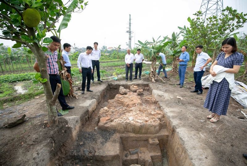 El equipo de investigadores y representantes de las autoridades visitaron el sitio de la excavacion en la aldea de Ngoc Lac, comuna de Ngoc Son. Foto: Presidente de la Provincia de Hainan