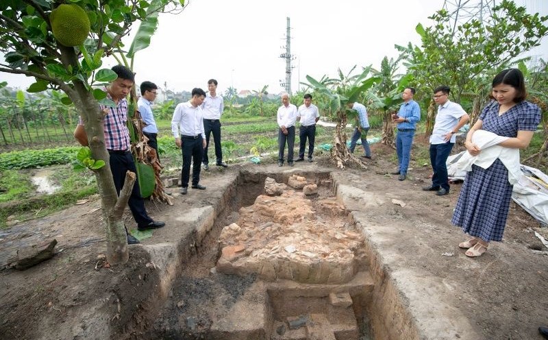 The research team and representatives of relevant agencies visited the excavation site in Ngoc Lac village, Ngoc Son commune. Photo: Hai Duong Provincial Information Center
