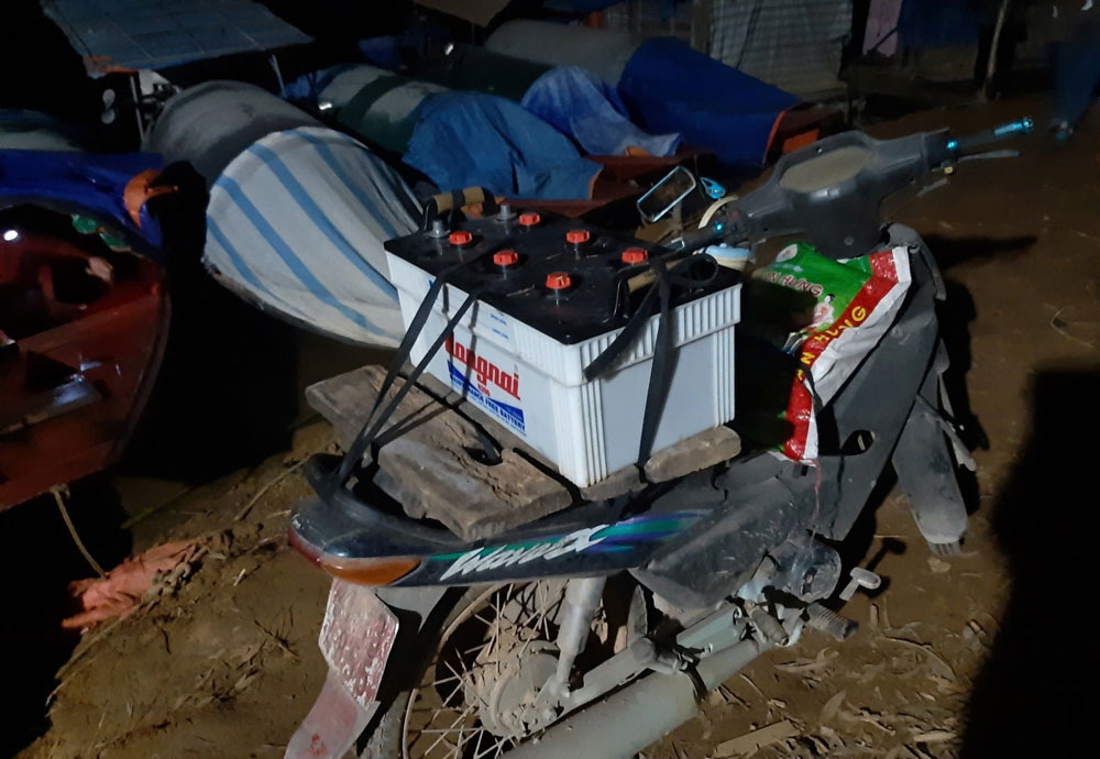 Thuyen va dung cu kich dien duoc mot so nguoi dan trong va ngoai huyen Yen Binh, tinh Yen Bai su dung de danh bat ca theo kieu “tan diet”