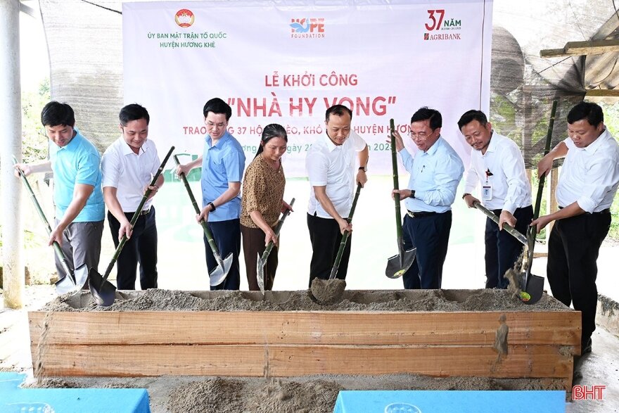 Cac dai bieu thuc hien nghi thuc khoi cong nha cho ho ong Tran Van Huong o thon Nam Tra, xa Huong Tra.