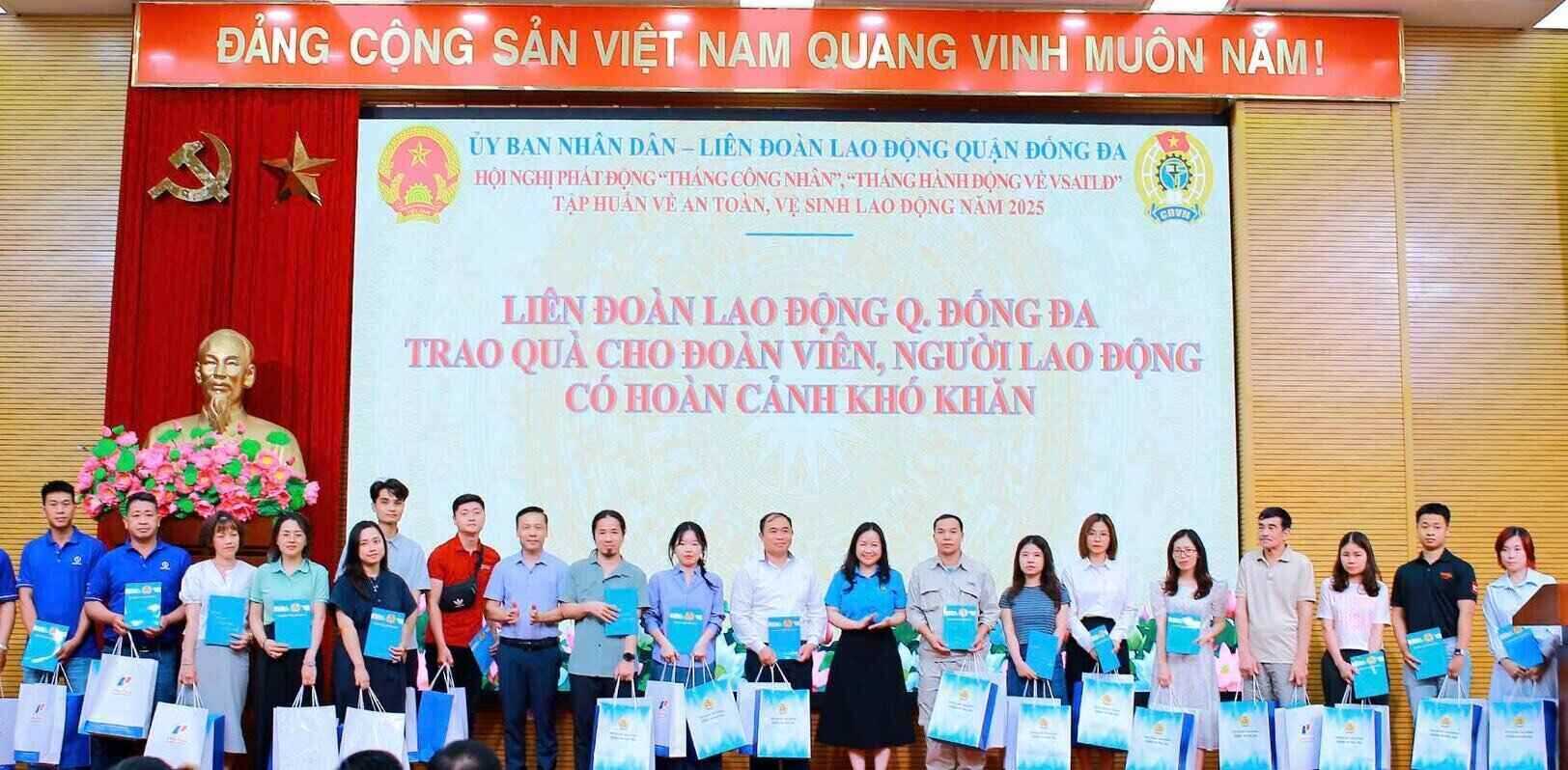 In addition to activities such as supporting workers in difficult circumstances who have suffered from work-related accidents and occupational diseases, on the occasion of Workers' Month, Dong Da District Labor Federation also organized the Trade Union Miss Contest. Photo: Hai Yen