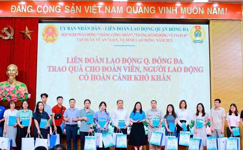 In addition to activities such as supporting workers in difficult circumstances who have suffered from work-related accidents and occupational diseases, on the occasion of Workers' Month, Dong Da District Labor Federation also organized the Trade Union Miss Contest. Photo: Hai Yen