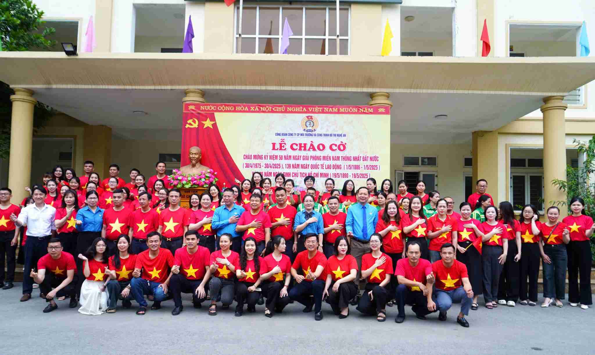 Lanh dao Cong doan tinh Nghe An chup anh luu niem voi cong nhan lao dong trong le chao co. Anh: Ngoc Anh