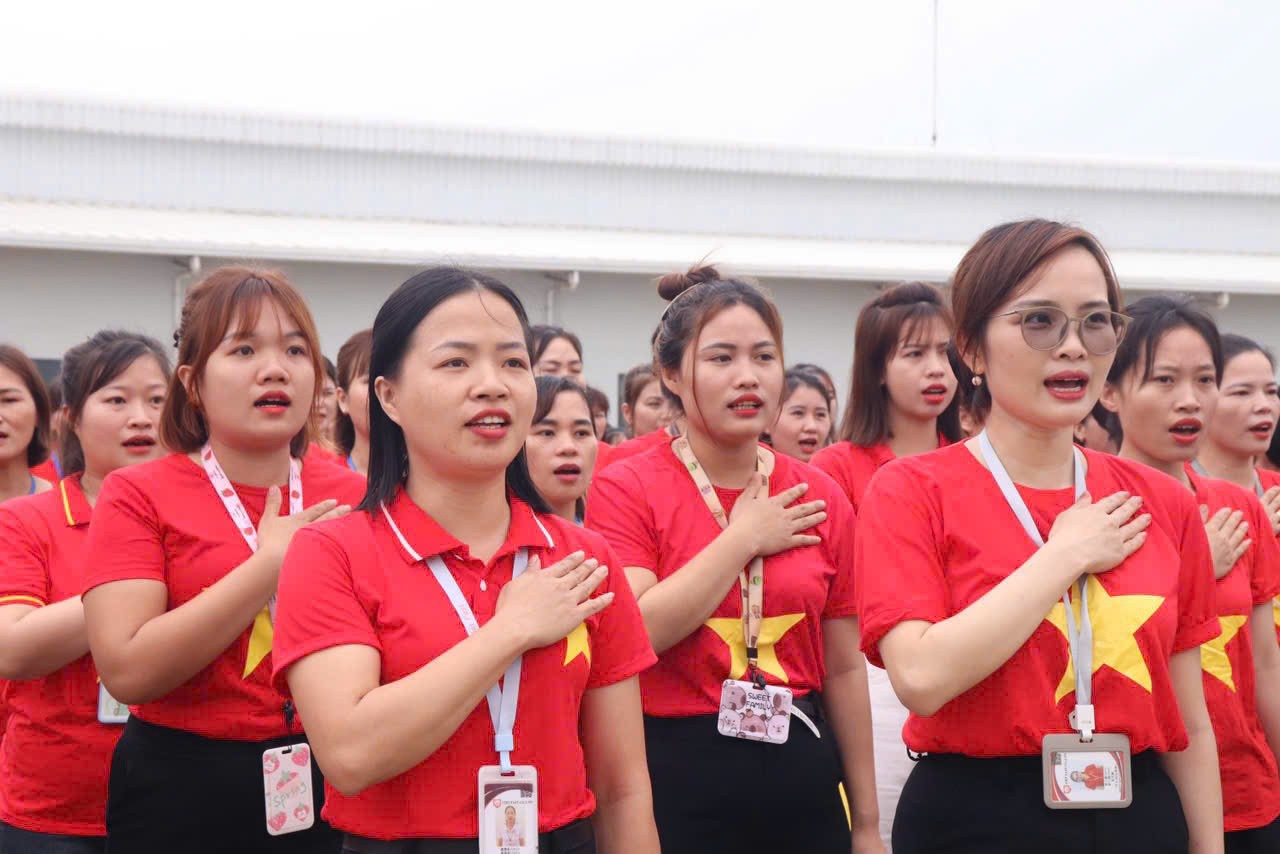Cong nhan Nghe An mac ao co do sao vang hat quoc ca trong le chao co dau tuan ngay 28.4. Anh: Ngoc Anh