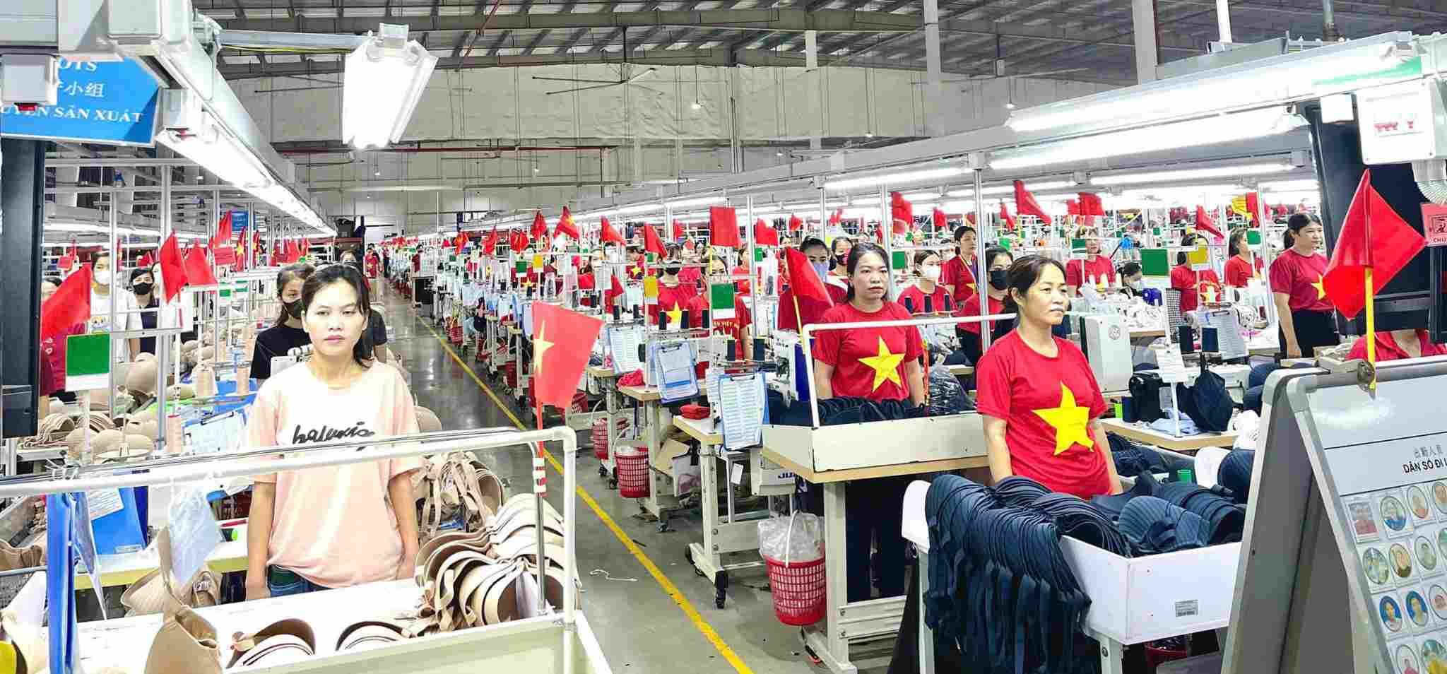 Nha may cong xuong tham mau co To quoc chao mung dai le. Anh: Ngoc Anh