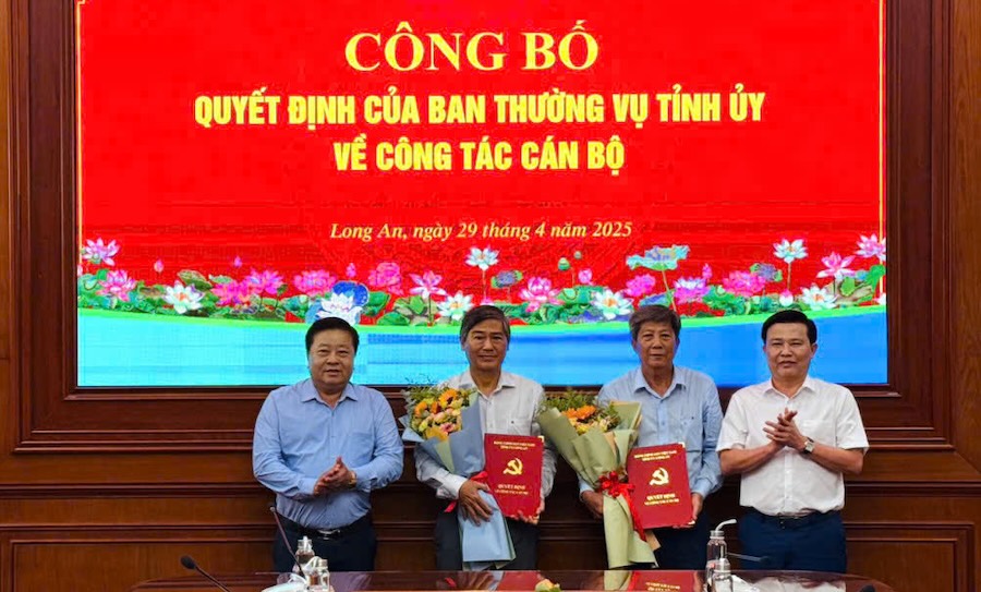 The decision to retire early was presented to Mr. Pham Van Cu (2nd, left) and Mr. Nguyen Van Vinh (3rd, left). Photo: Duy Minh