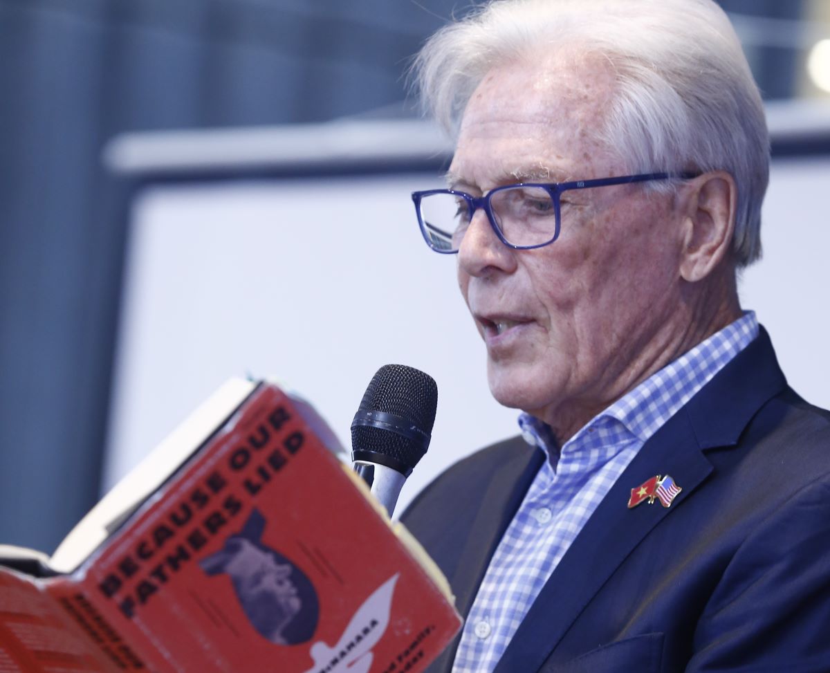 Craig McNamara presenta el libro "Porque nuestro padre miente" en una conferencia de prensa el 6 de marzo de 2025 en Vietnam. Foto: Recogida de la humanidad