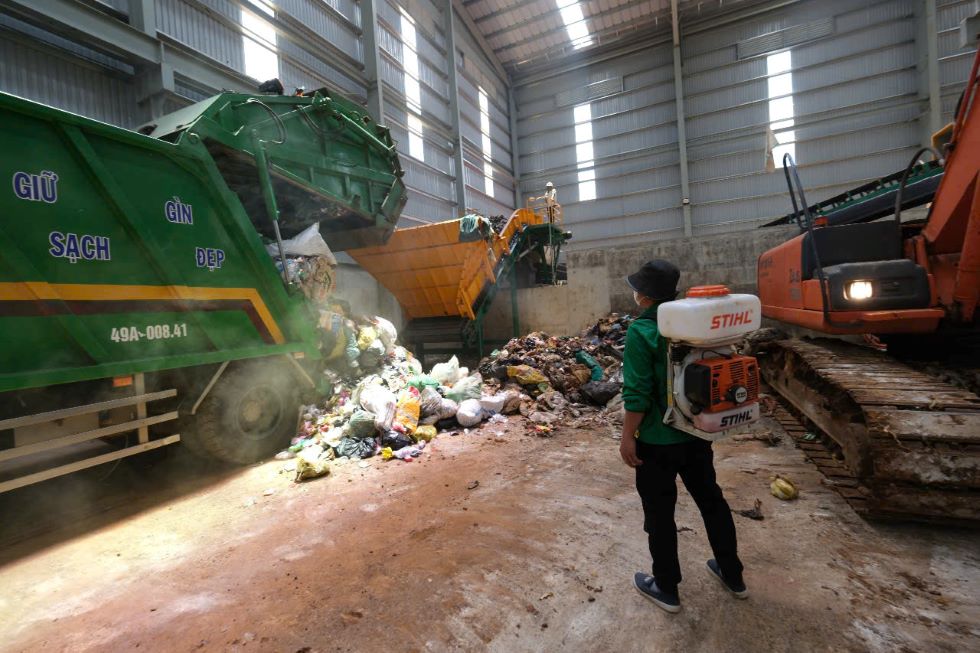 Imagenes del interior de la nueva planta de tratamiento de residuos que acaba de ser puesta en funcionamiento. Imagen de la lampara roja