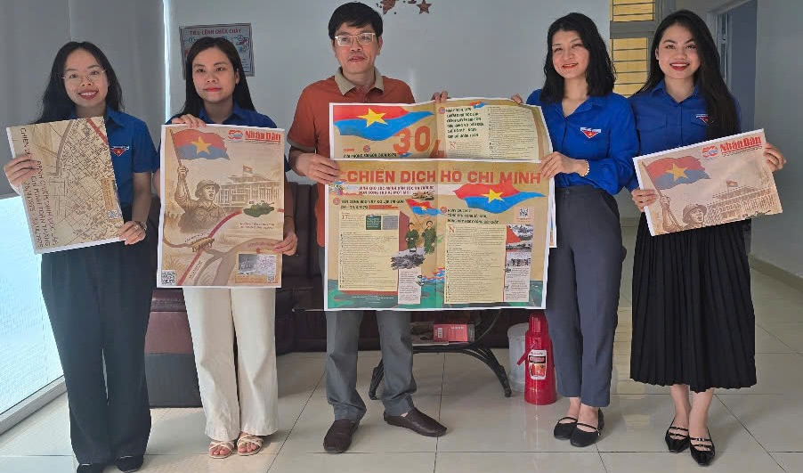 The representative office of Nhan Dan Newspaper in Quang Binh presented 1,500 special appetizers to celebrate the 50th anniversary of the Liberation of the South. Photo: Nhat Le