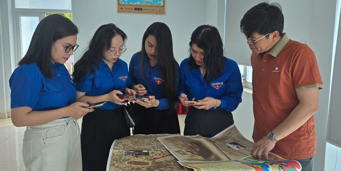 Ban doc tim hieu va nhan phu san dac biet cua Bao Nhan Dan. 