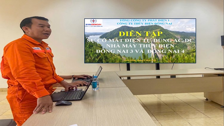 Ong Nguyen Quang Dam – Pho Giam doc Cong ty chi dao cong tac dien tap su co va cong tac san xuat dien trong dip nghi le 30.4 va 01.5. Anh: GENCO1.