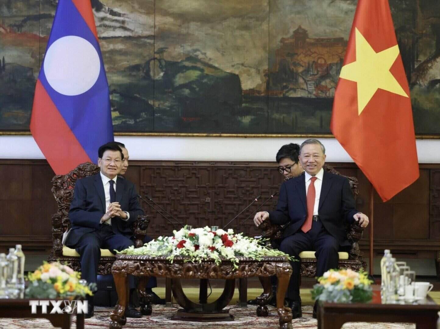 Tong Bi thu, Chu tich nuoc Thongloun Sisoulith nhiet liet chuc mung su kien 50 nam Ngay Giai phong mien Nam, thong nhat dat nuoc cua Viet Nam. Anh: TTXVN