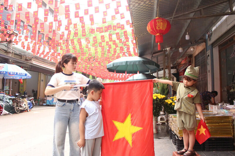 La gente enarbola sus banderas para la fiesta 30.4.-1.5. Foto: Huang Yao, tambien conocido como Huang Yao