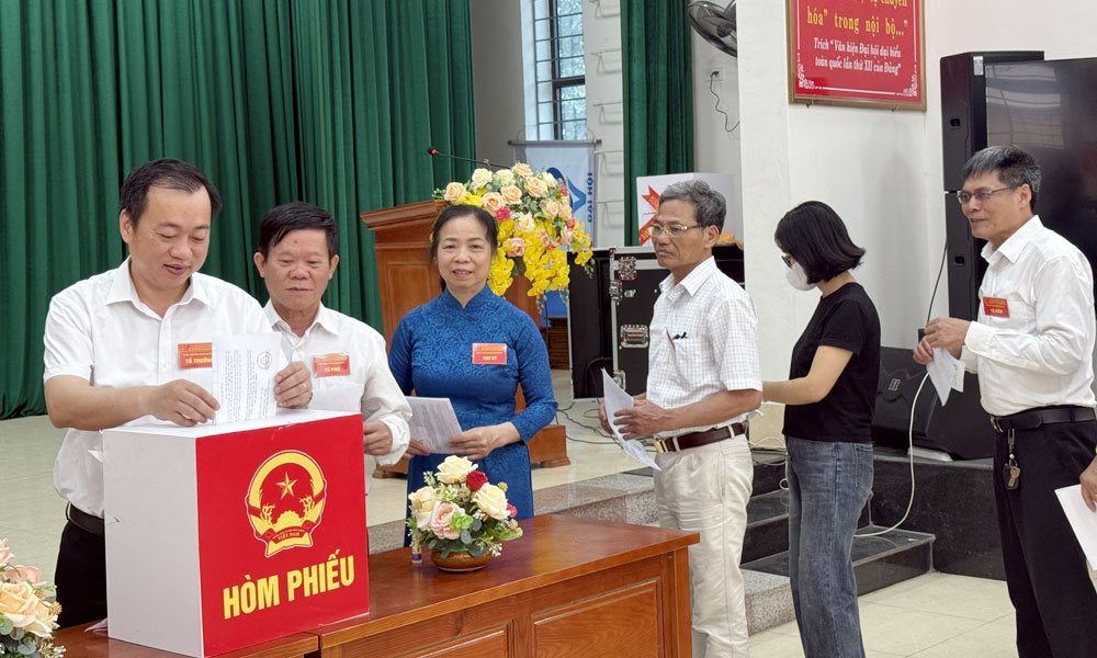 People participate in giving opinions on the draft project to reorganize administrative units at all levels in Bac Giang. Photo: Bac Giang Portal