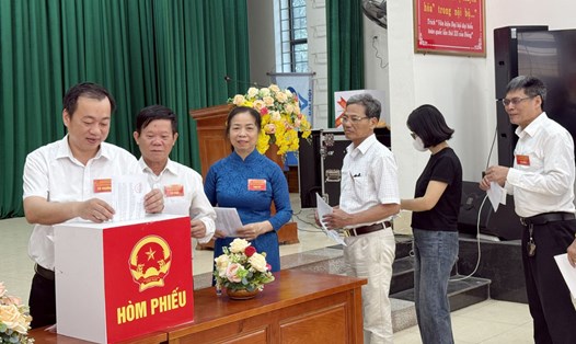 Người dân tham gia cho ý kiến về dự thảo đề án sắp xếp đơn vị hành chính các cấp tại Bắc Giang. Ảnh: Cổng TTĐT Bắc Giang