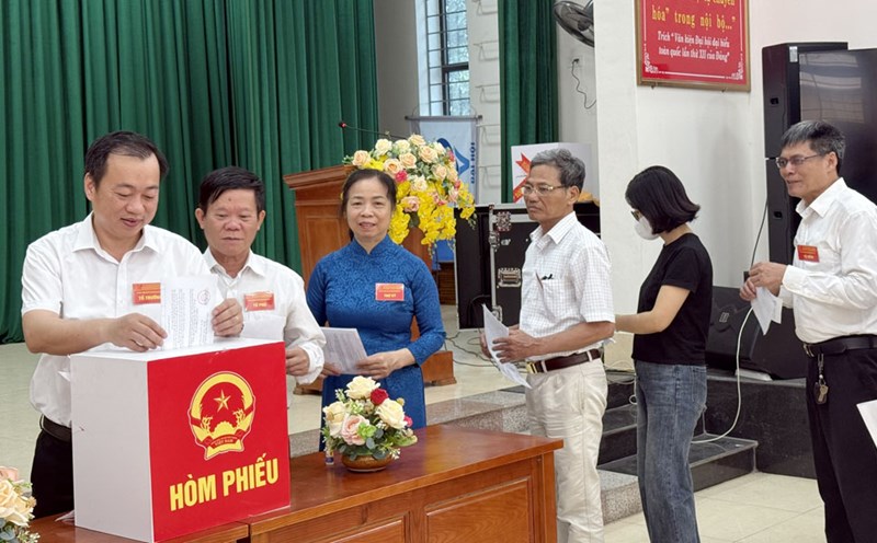 People participate in giving opinions on the draft project to reorganize administrative units at all levels in Bac Giang. Photo: Bac Giang Portal