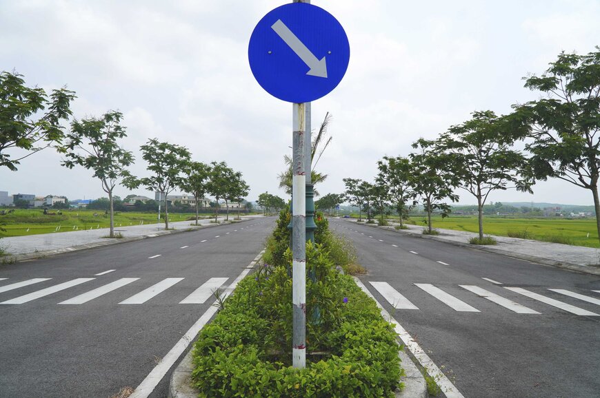 The Hoc Cam - Doi District road in Binh Son district, Quang Ngai province has been completed since 2023, but it is necessary to wait for the residential area to be invested in and built before this road can be effective. Photo: Vien Nguyen.