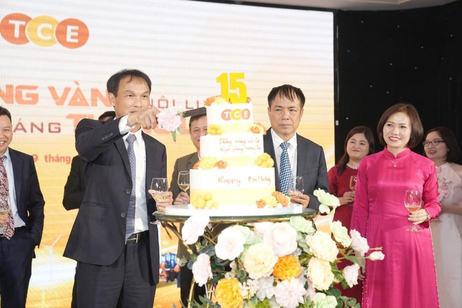 The moment TCE's Board of Directors raised the cup to congratulate the company on its 15th anniversary. Photo: Thanh Ha