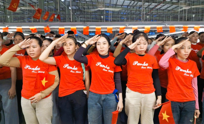 Hon 5000 cong nhan Viet rung rung chao co trong cong ty Han voi niem xuc dong trao dang. Anh: Hoang Bin