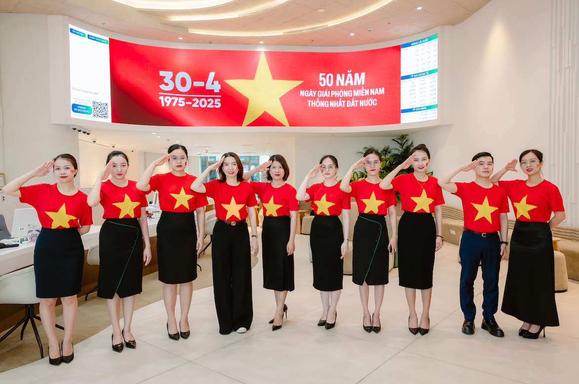 Cac VPBanker mac ao co do sao vang the hien tinh yeu que huong dat nuoc. Anh: VPBank