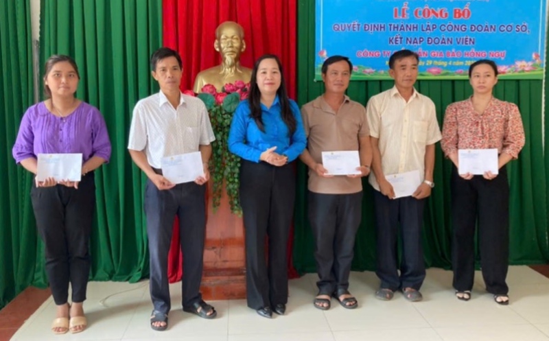 Ba Huynh Thi Thu Thuy, Pho Chu tich Thuong truc LDLD Tinh trao qua ho tro doan vien cong doan co hoan canh dac biet kho khan