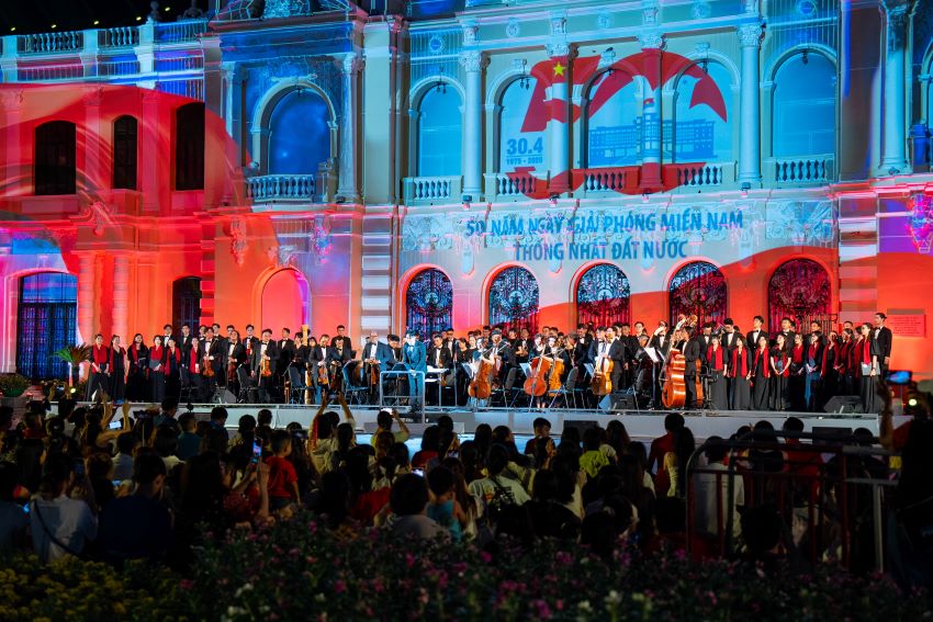 En el marco de la serie de eventos para el 50 aniversario de la Liberacion del Sur de la ciudad de HCMC, SABECO se compromete a honrar los valores historicos y culturales de Vietnam. Imagen de SABECO