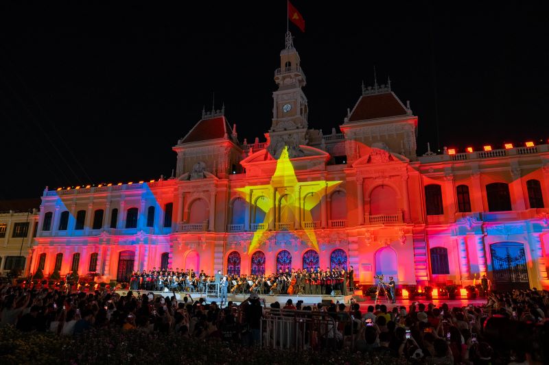 La môt trong những sự kiên dược mong dợi trong ky dai lễ, chương trinh 3D Mapping tai hiên những hinh anh va tư liêu lich sử hao hung cua Viêt Nam, với sự dồng hanh. Anh: SABECO