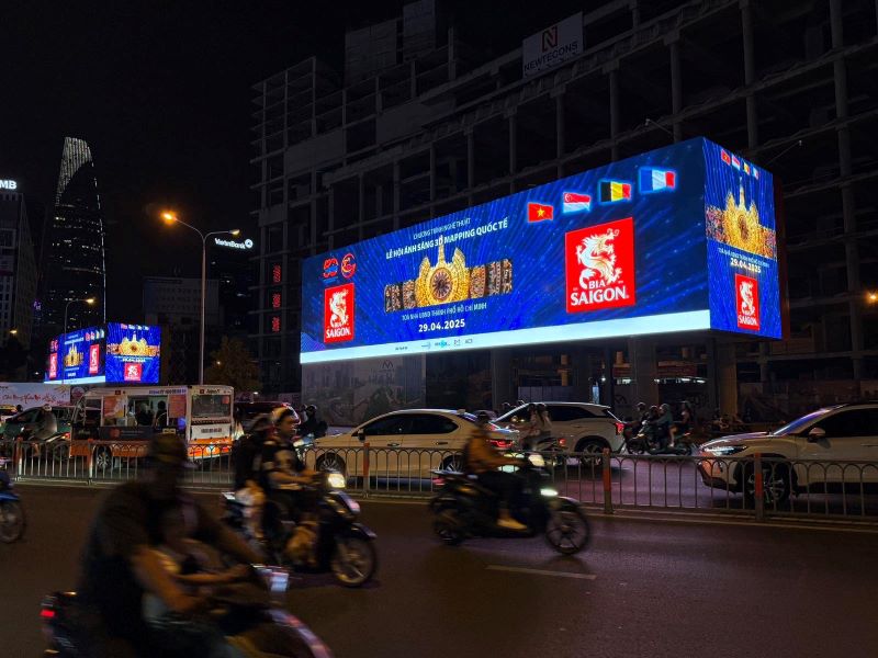 SABECO, thông qua thương hiêu Bia Saigon, tai trợ dôc quyền cho man trinh diễn 3D Mapping tai TP.HCM. Anh: SABECO