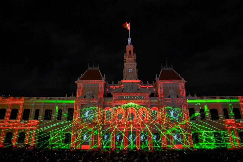 Su kien 3D Mapping tan dung mat tien tru so UBND TP. Ho Chi Minh de tai hien lai cac hinh anh ton vinh gia tri lich su, van hoa va nghe thuat. Anh: SABECO