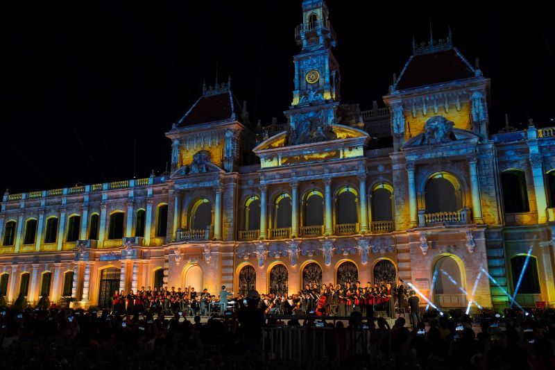 Voi cam ket dong hanh ton vinh nhung gia tri lich su, van hoa cua dan toc, SABECO dong hanh cung dem dien 3D Mapping tai TP.HCM - noi khai sinh ra thuong hieu Bia Saigon. Anh: SABECO