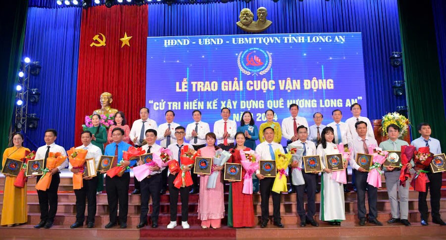 Awarding prizes to 14 authors with the most outstanding suggestions in the fields. Photo: Duy Minh