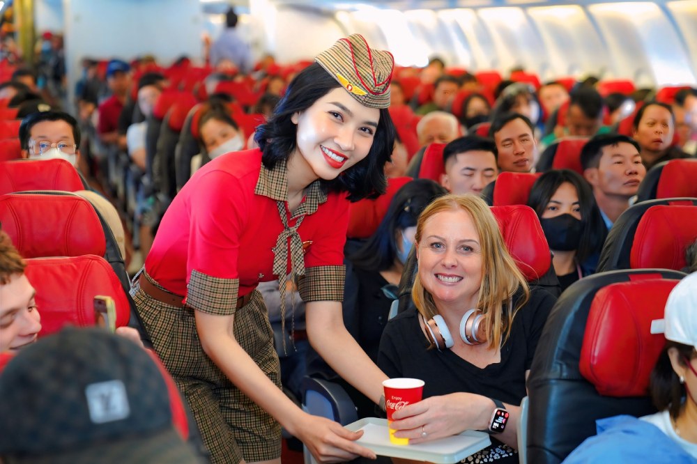 Vietjet chao don hanh khach tren nhung chuyen bay day ap niem vui. Anh Vietjet.