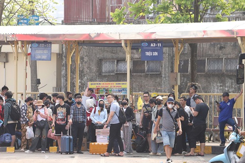 Pasajeros en la Estacion de tren de Iapo el 29 de abril. Imagen de la pelicula