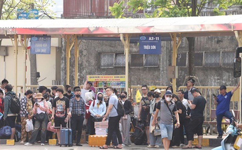 Passengers at Giap Bat Bus Station on the afternoon of April 29. Photo:Minh Hanh
