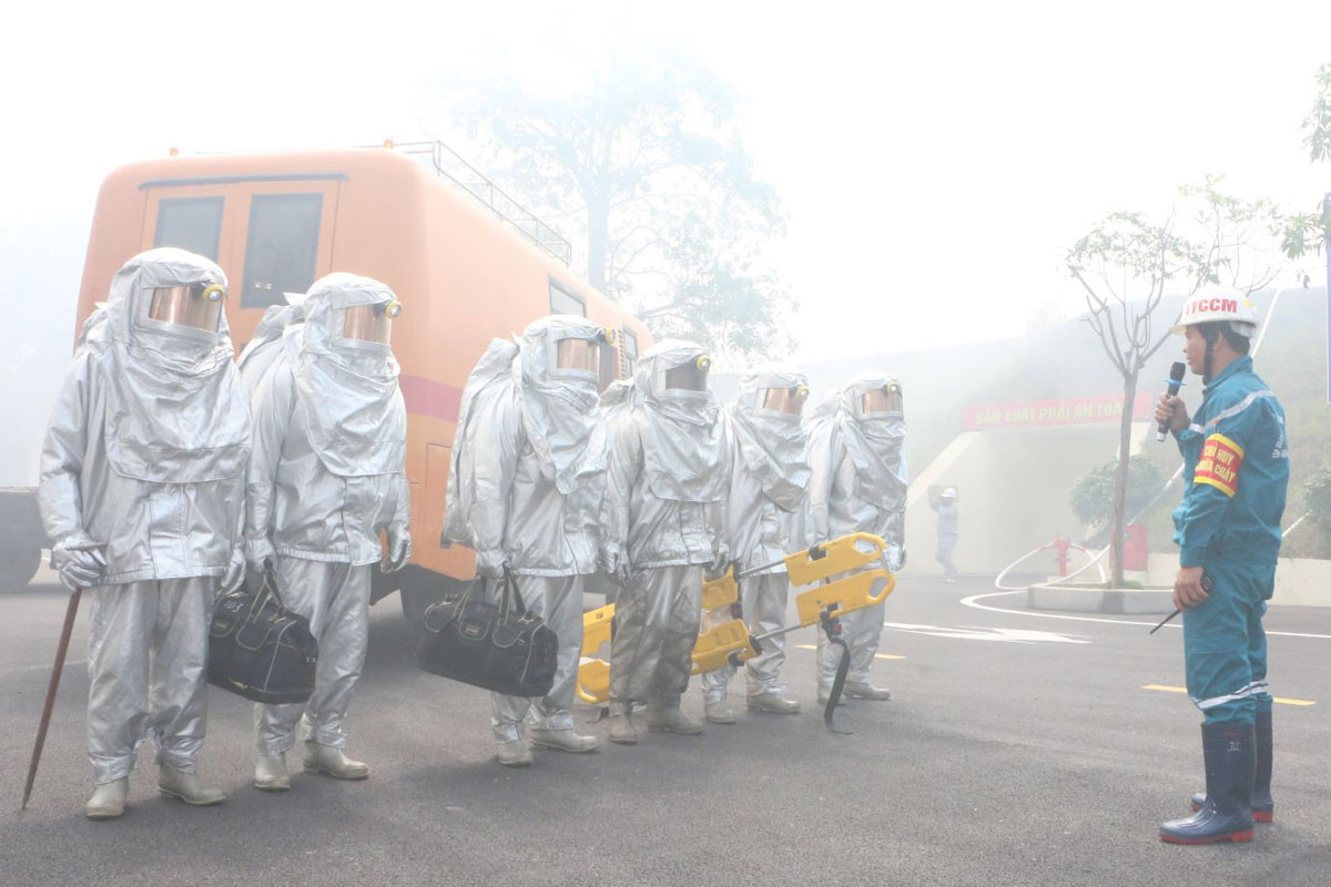 At the program, delegates, workers and laborers were presented with fire prevention and fighting and rescue plans. Photo: TKV