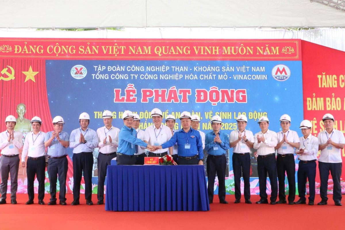 Dai dien Tong Cong ty Cong nghiep Hoa chat mo cung cac cong ty thanh vien vung Quang Ninh ky cam ket thi dua thuc hien san xuat an toan nam 2025. Anh: TKV