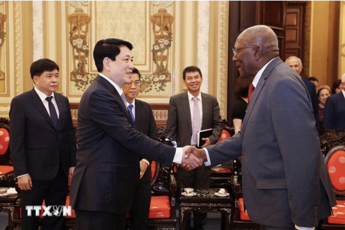 El Ministro de Asuntos Politicos, Presidente Llang-Chang, fue recibido por el Ministro de Asuntos Politicos, Vicepresidente de la Republica de Cuba, Salvador Valdes Mesa. Imagen de la pagina web de la organizacion