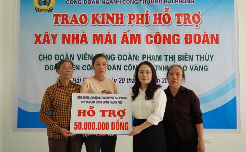 The delegate presented the Hai Phong City Labor Federation with funds to build new houses for the Trade Union's Ma Am and Union members. Photo: Mai Dung