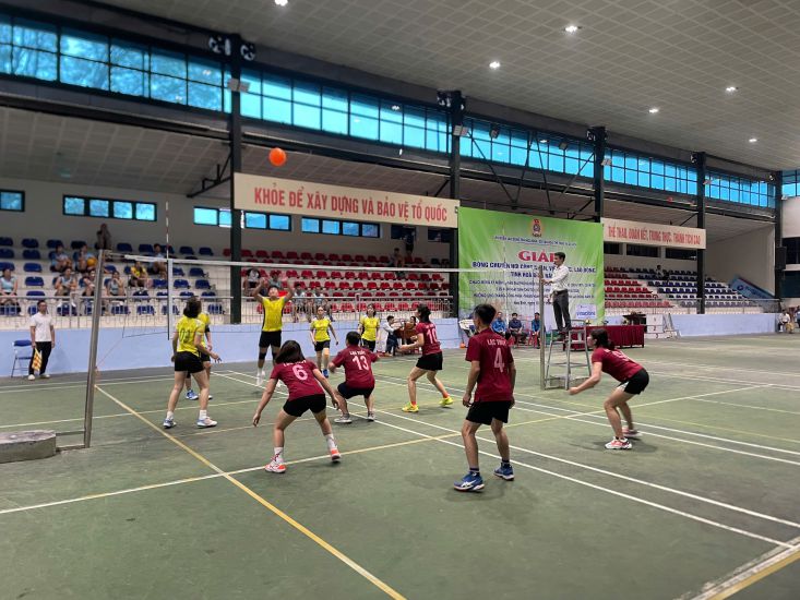 Exciting Hoa Binh Workers' Volleyball Tournament 2025 celebrates major holidays and responds to Workers' Month - Month of Action on occupational safety and health. Photo: Yen San