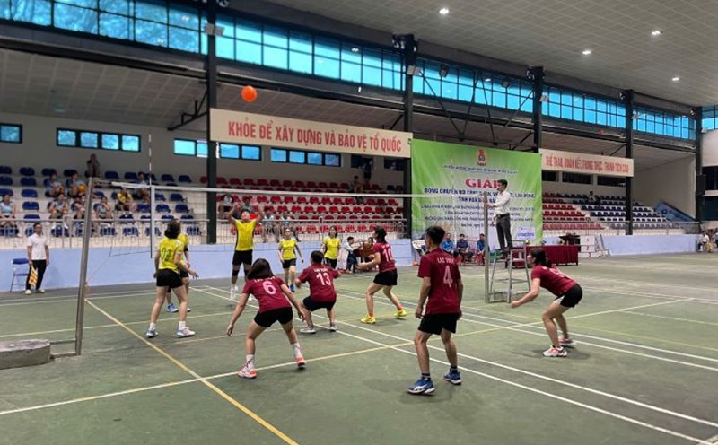 Exciting Hoa Binh Workers' Volleyball Tournament 2025 celebrates major holidays and responds to Workers' Month - Month of Action on occupational safety and health. Photo: Yen San