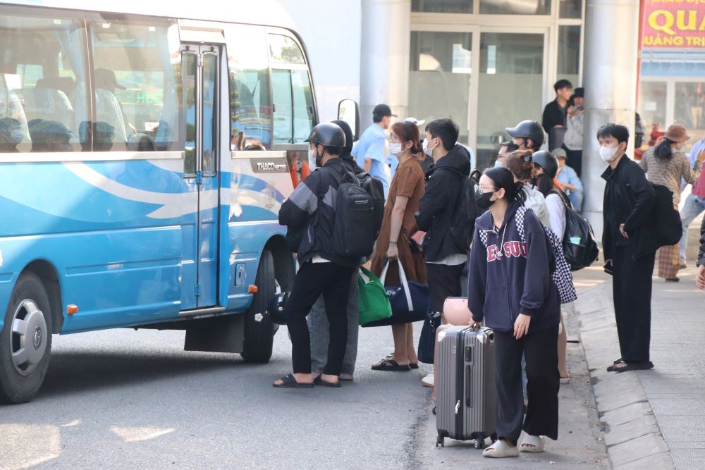 Miles de personas se marcharon a sus casas en la estacion de autobuses de Danang el primer dia de vacaciones. Imagen de Nguyen Linh