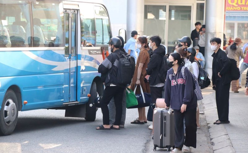 Thousands of people jostled back to their hometowns at Da Nang bus station on the first day of the holiday. Photo: Nguyen Linh